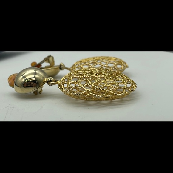 Clip on earring with gold tone gold tone netting - Picture 3 of 3